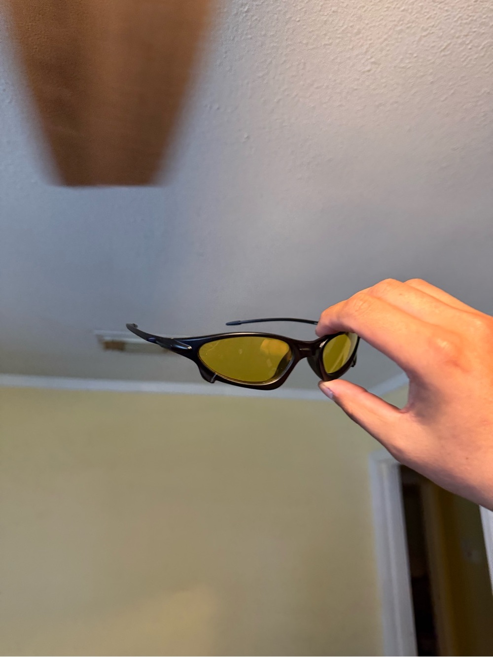 Sporty Black Sunglasses with Yellow Lenses Oakley Oakleys